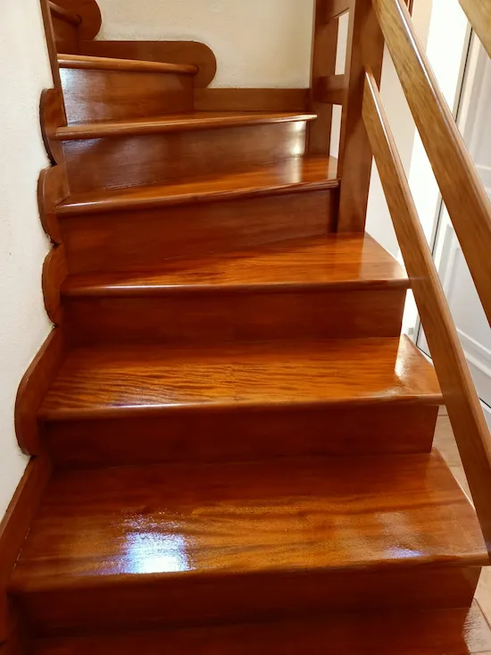 Escaleras de madera de interior