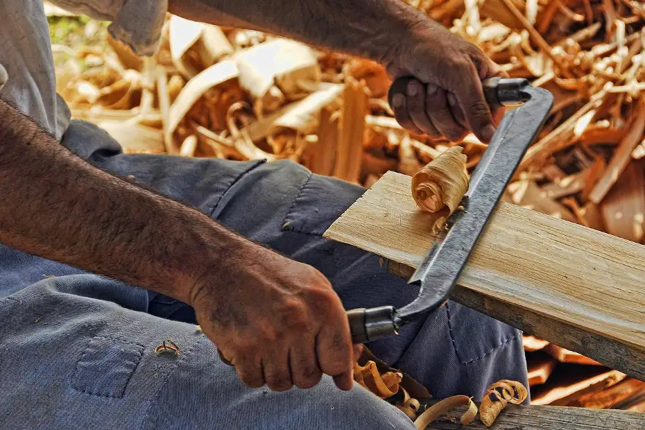 Carpintería de reparaciones de madera en las palmas